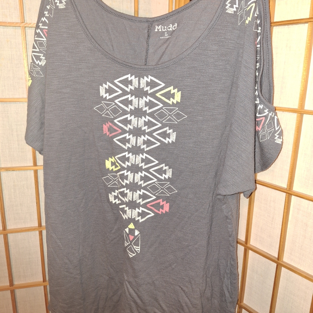 Mudd Gray Graphic Women's Top